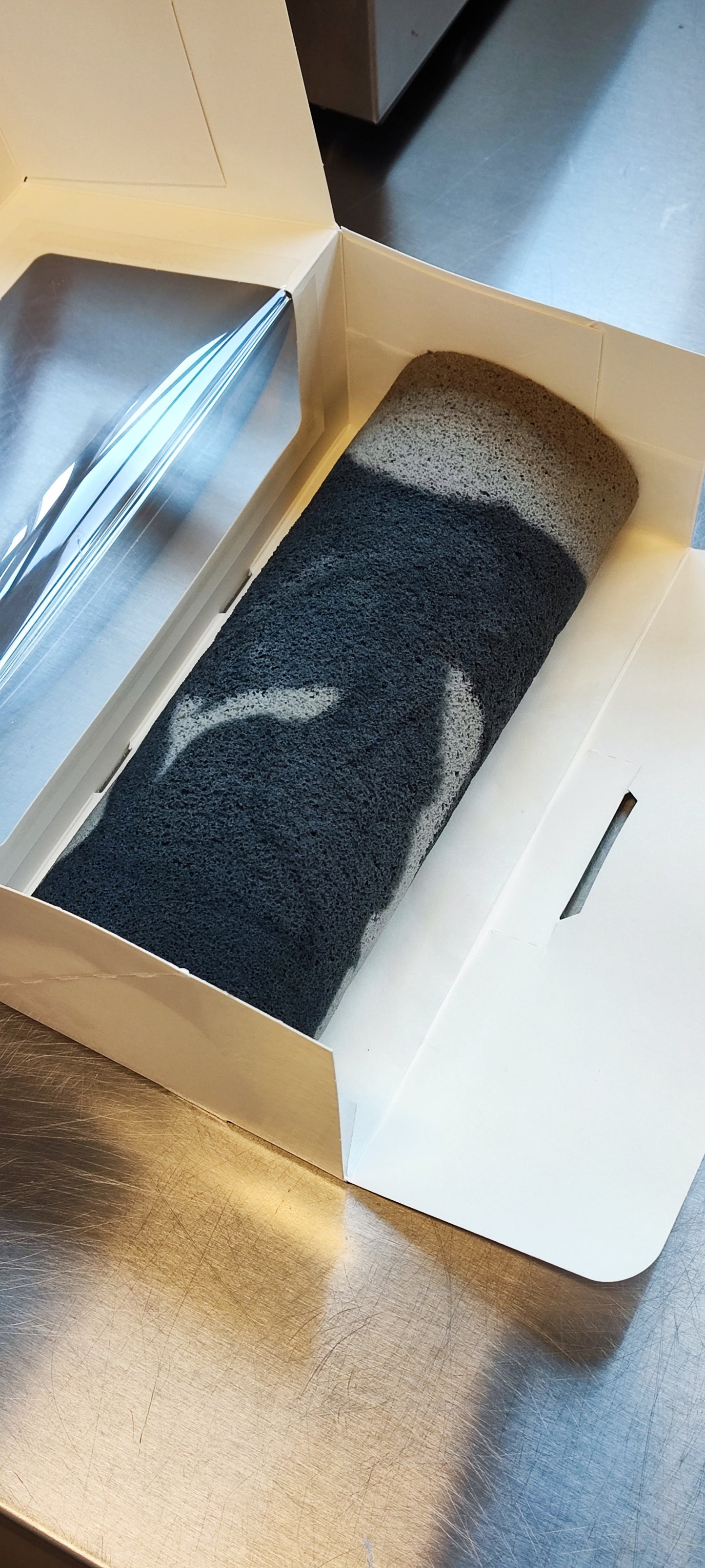 Musta seesamirullakakku