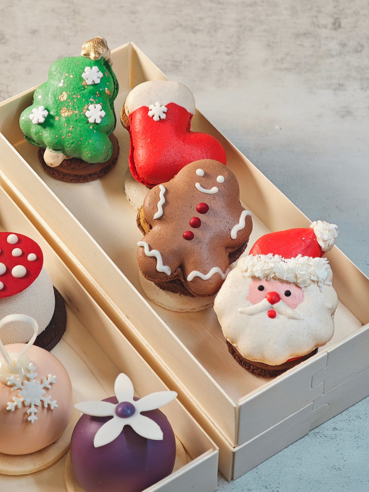 The Festive Duet – 4 mousse bites & 4 themed macarons (8 pcs)