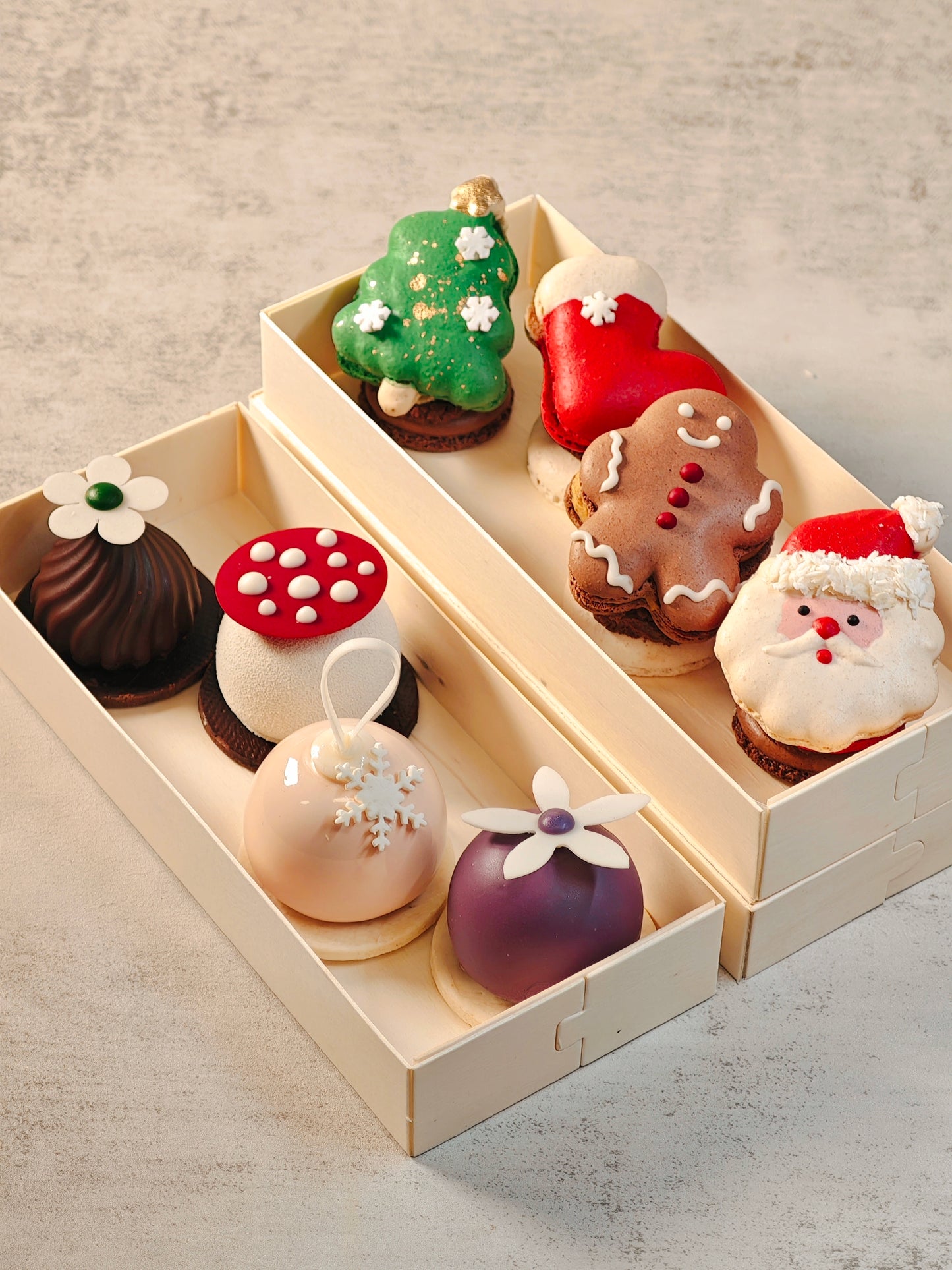 The Festive Duet – 4 mousse bites & 4 themed macarons (8 pcs)
