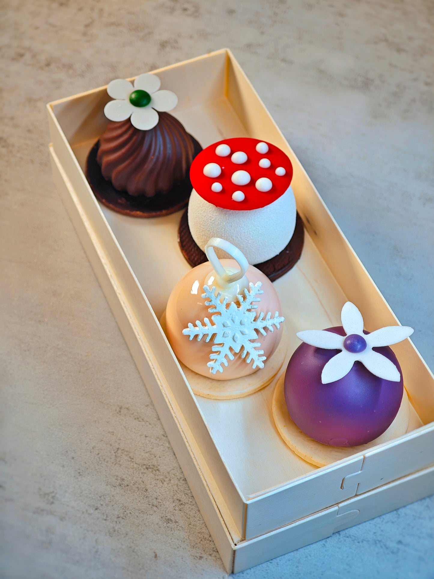 The Festive Duet – 4 mousse bites & 4 themed macarons (8 pcs)